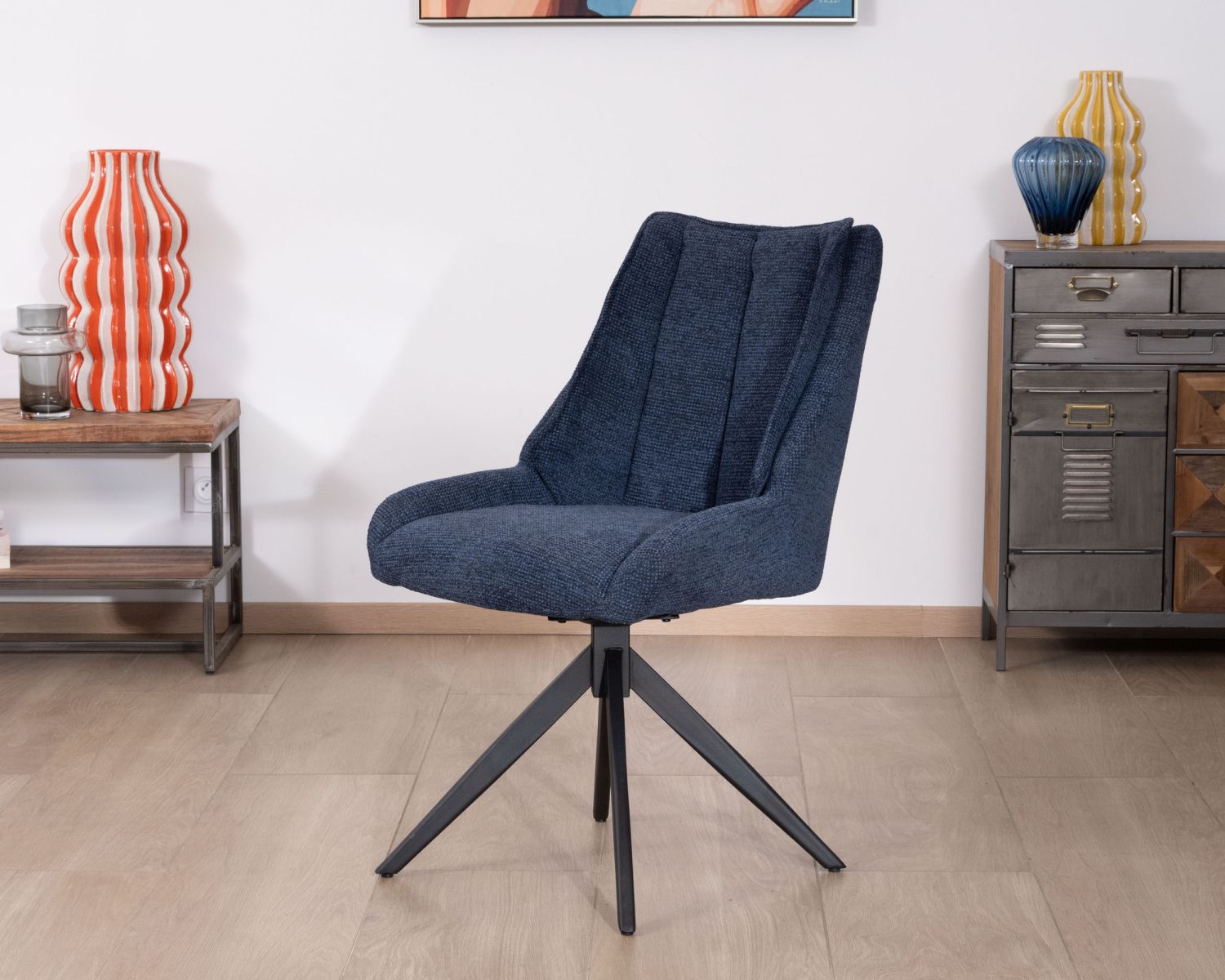 Lot de 2 chaises de repas en tissu bleu nuit "Webber" assise design et pied 4 branches pivotant en métal