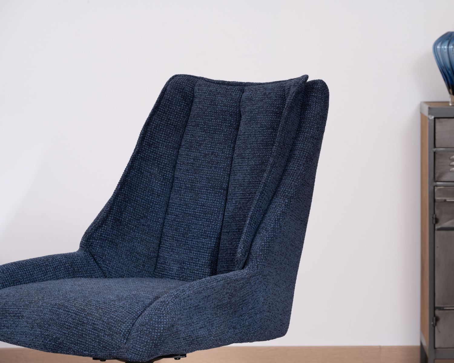 Lot de 2 chaises de repas en tissu bleu nuit "Webber" assise design et pied 4 branches pivotant en métal