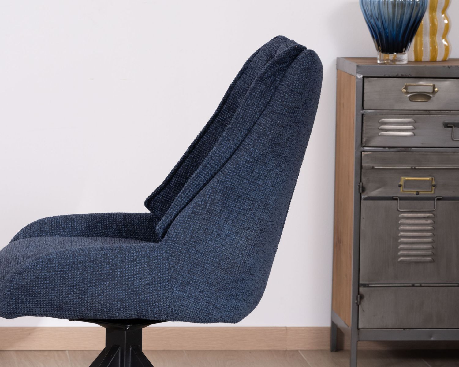 Lot de 2 chaises de repas en tissu bleu nuit "Webber" assise design et pied 4 branches pivotant en métal