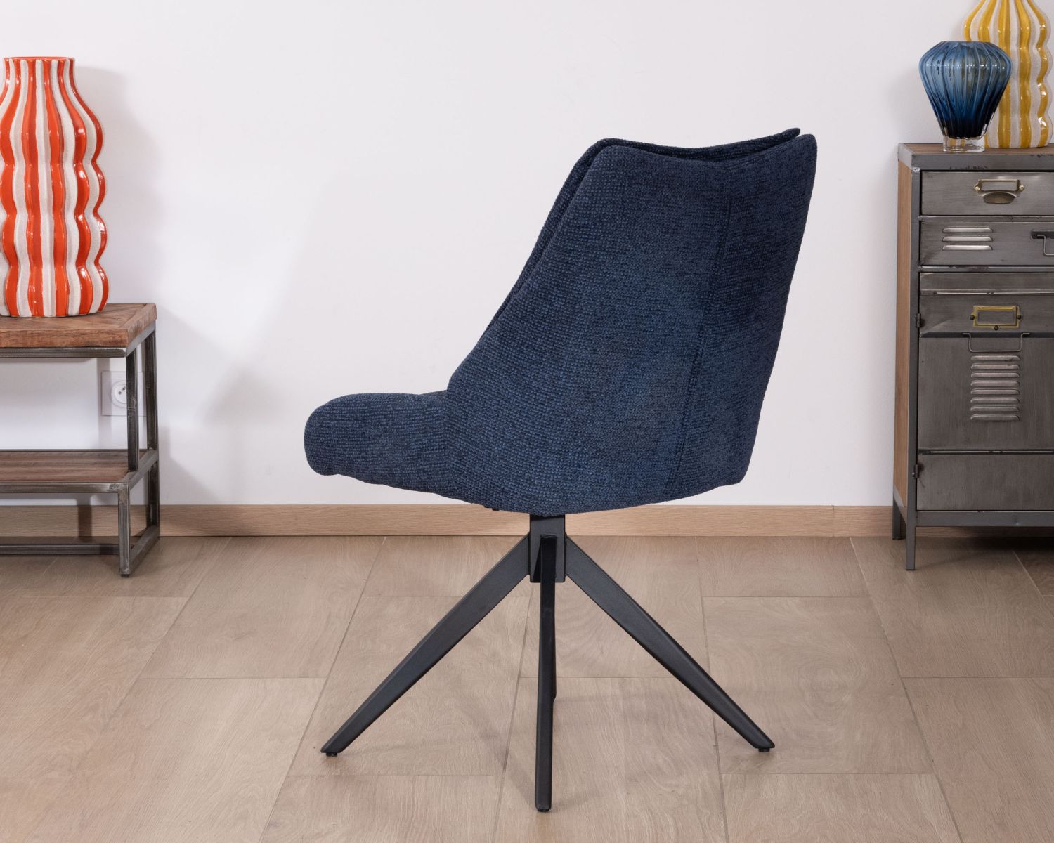 Lot de 2 chaises de repas en tissu bleu nuit "Webber" assise design et pied 4 branches pivotant en métal
