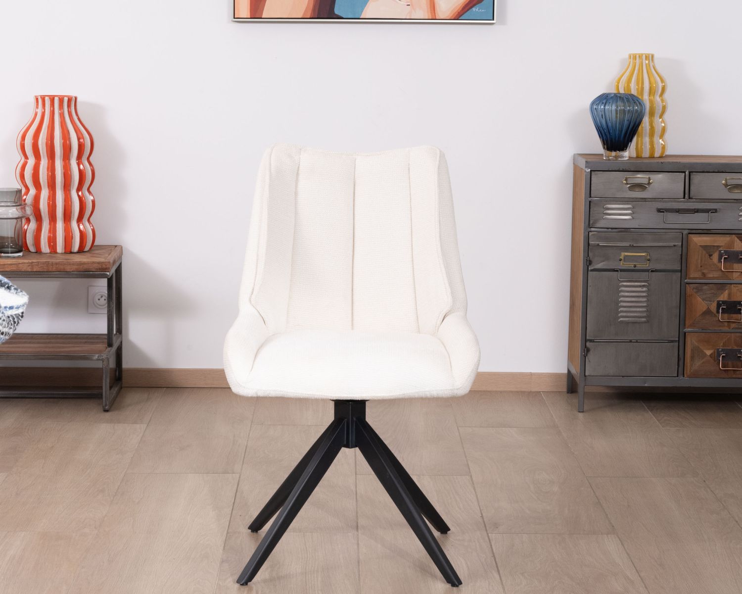 Lot de 2 chaises de repas en tissu blanc et pied pivotant en métal "Webber"