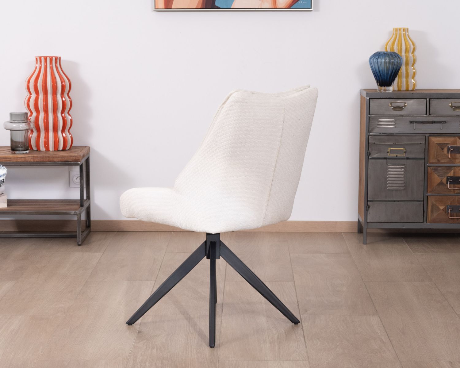 Lot de 2 chaises de repas en tissu blanc et pied pivotant en métal "Webber"