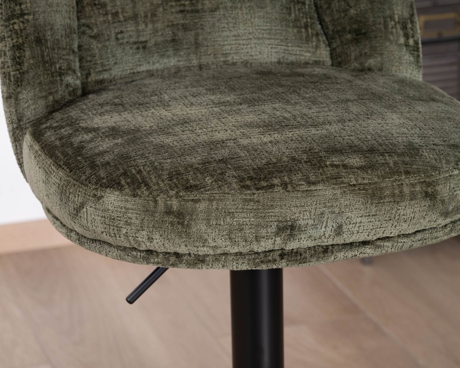 Lot de 2 chaises hautes réglables et pivotantes en velours vert kaki "Zoung" pied métal noir