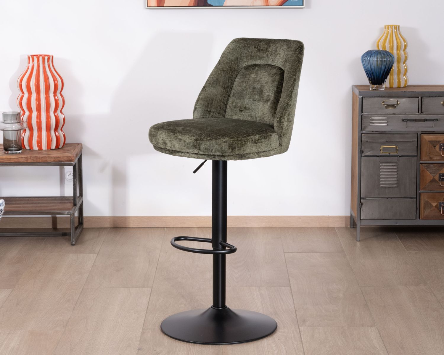 Lot de 2 chaises hautes réglables et pivotantes en velours vert kaki "Zoung" pied métal noir