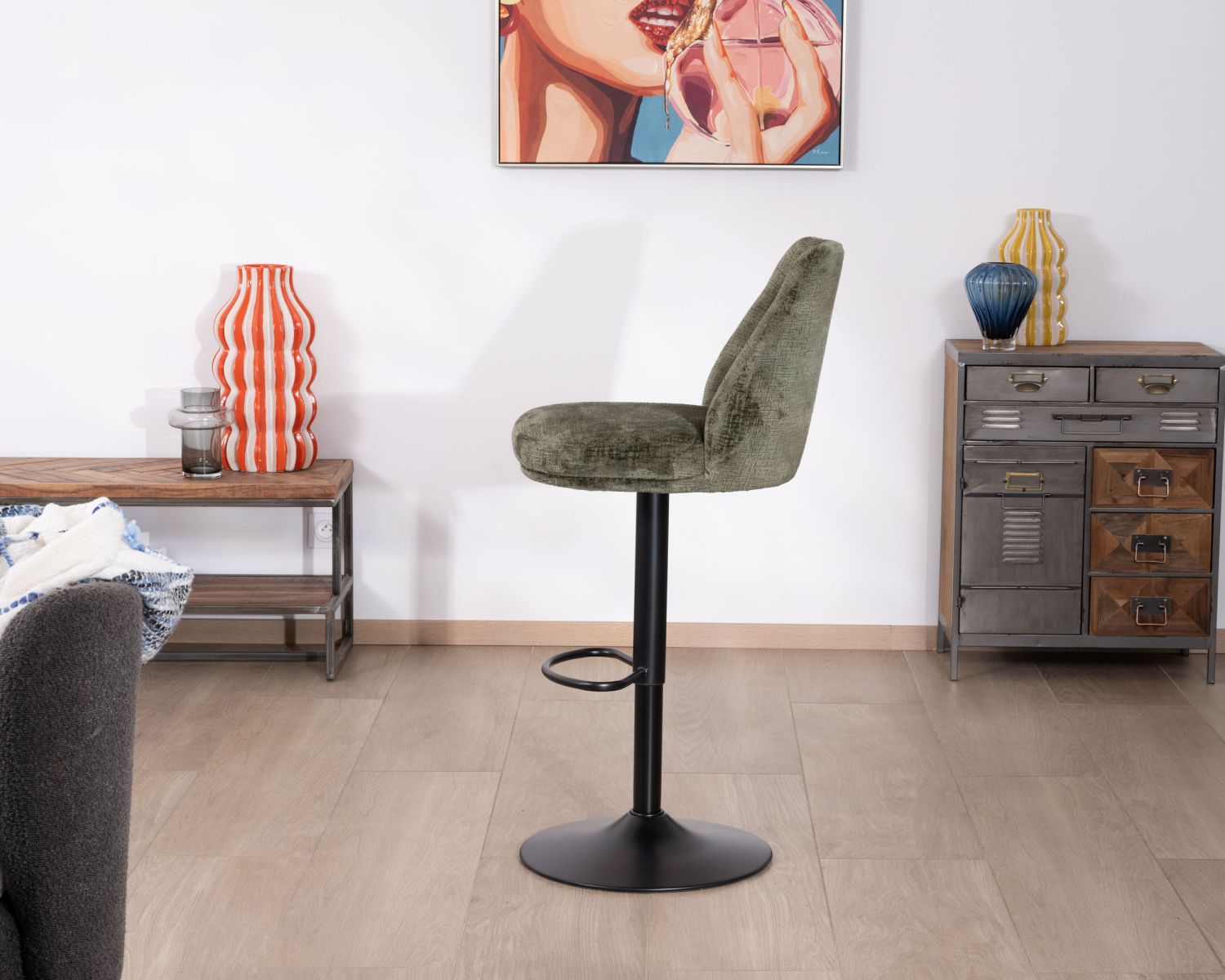 Lot de 2 chaises hautes réglables et pivotantes en velours vert kaki "Zoung" pied métal noir