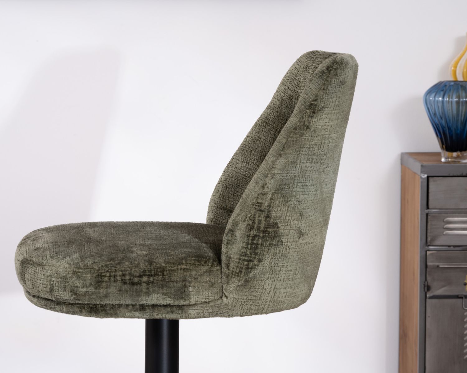 Lot de 2 chaises hautes réglables et pivotantes en velours vert kaki "Zoung" pied métal noir