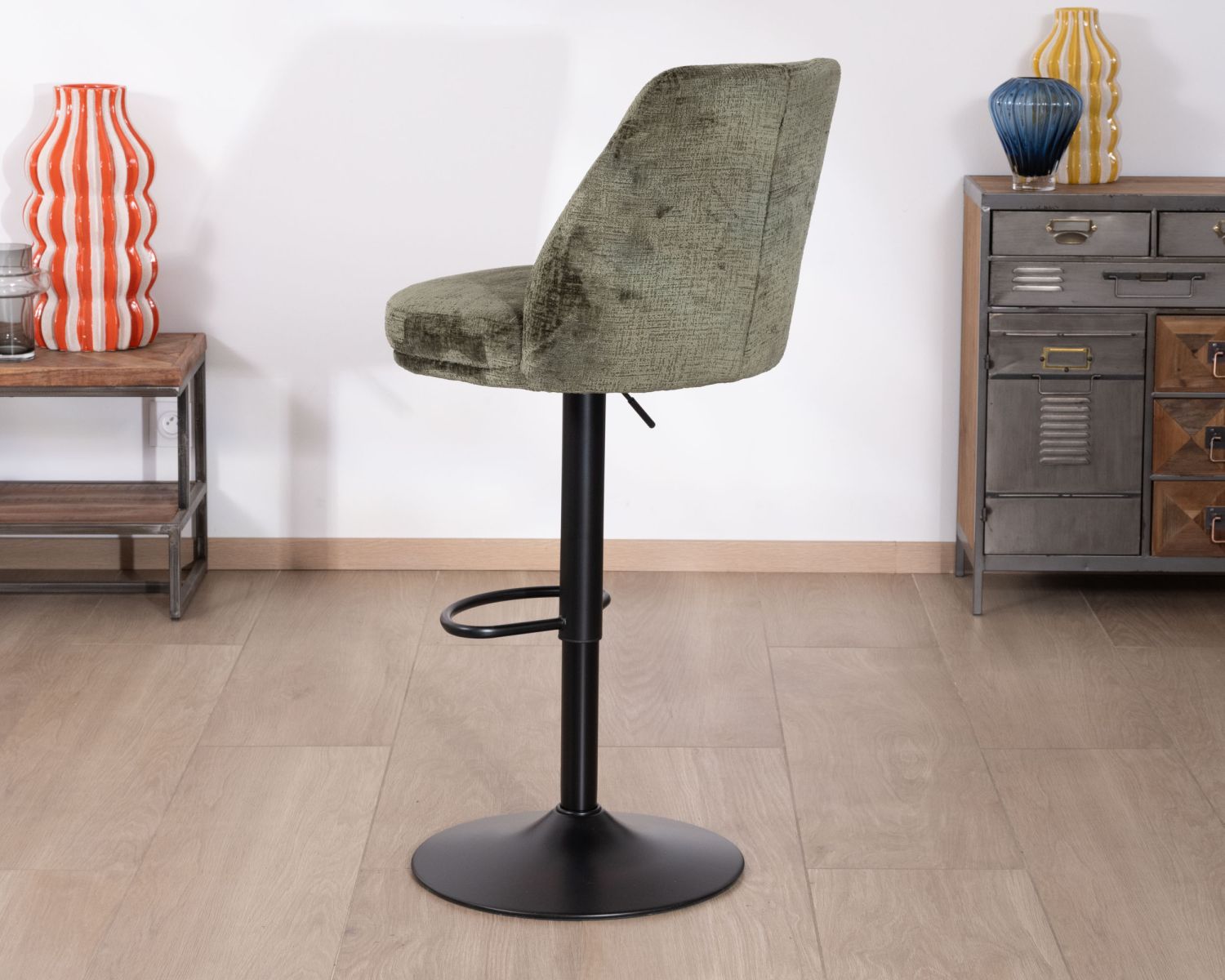 Lot de 2 chaises hautes réglables et pivotantes en velours vert kaki "Zoung" pied métal noir