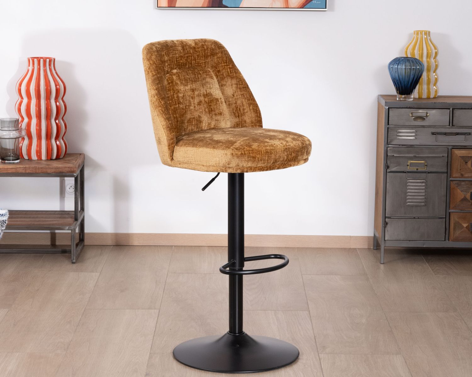 Lot de 2 chaises de bar pivotantes et réglables en velours ocre "Zoung" et pied en métal noir
