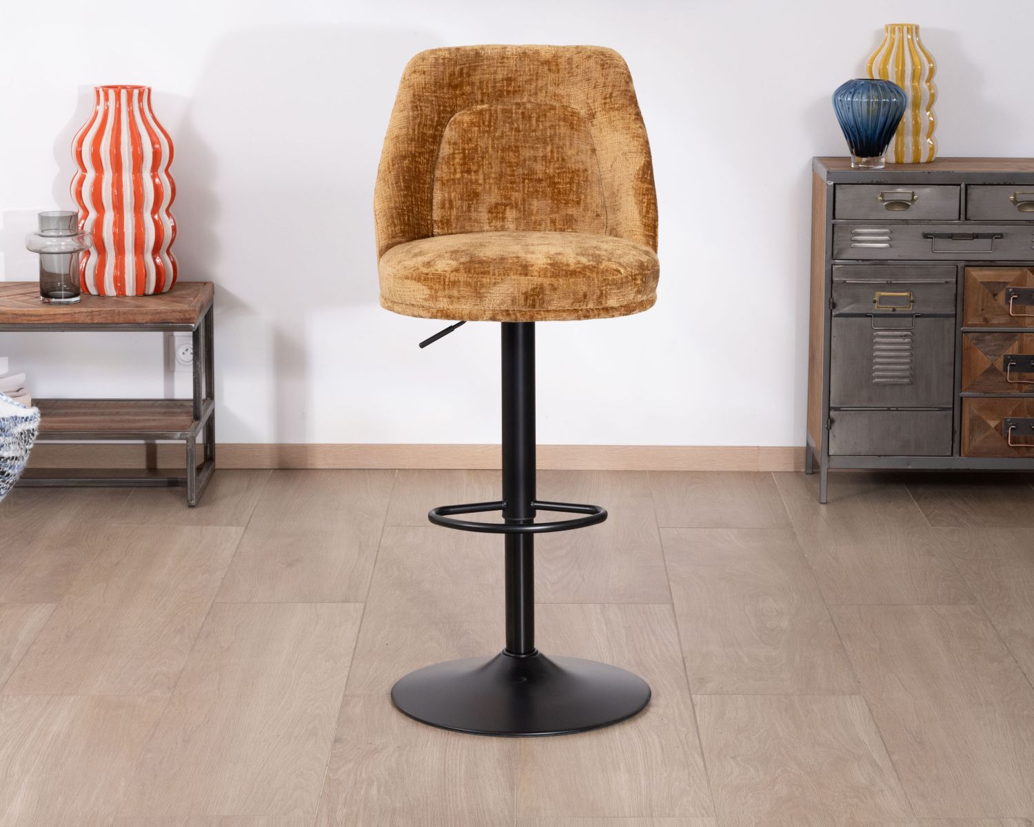 Lot de 2 chaises de bar pivotantes et réglables en velours ocre "Zoung" et pied en métal noir
