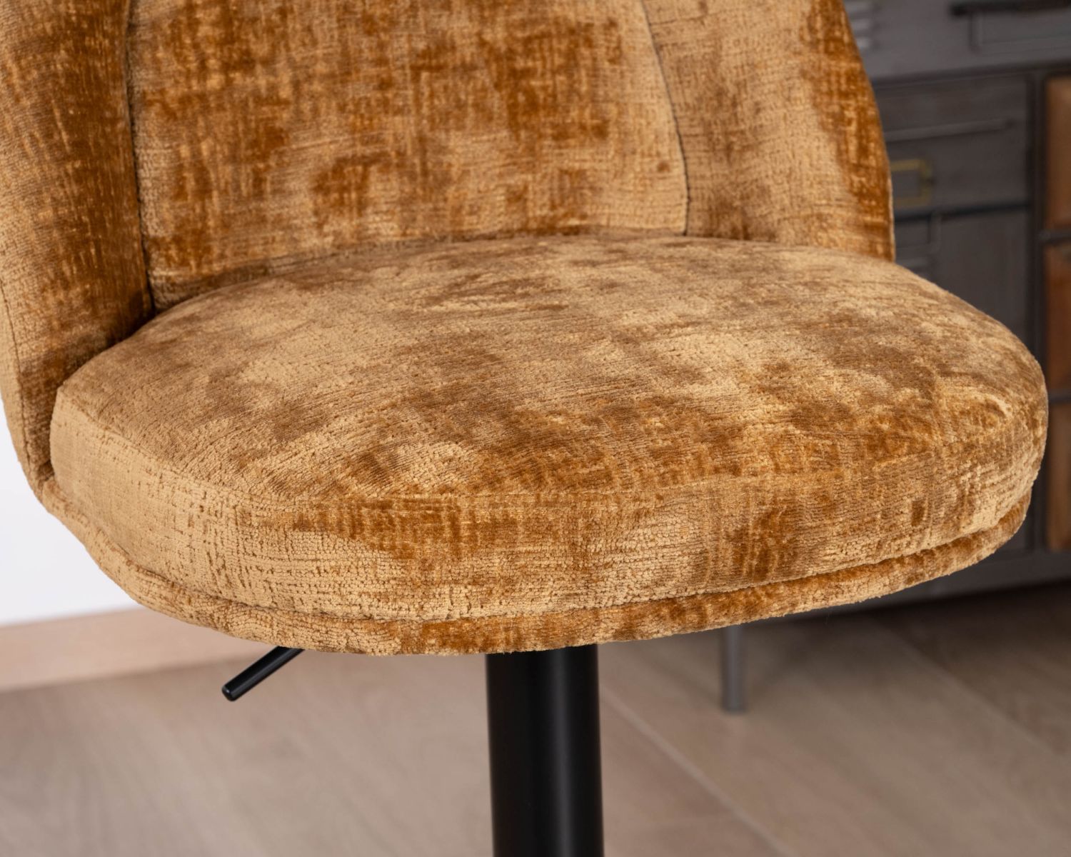 Lot de 2 chaises de bar pivotantes et réglables en velours ocre "Zoung" et pied en métal noir