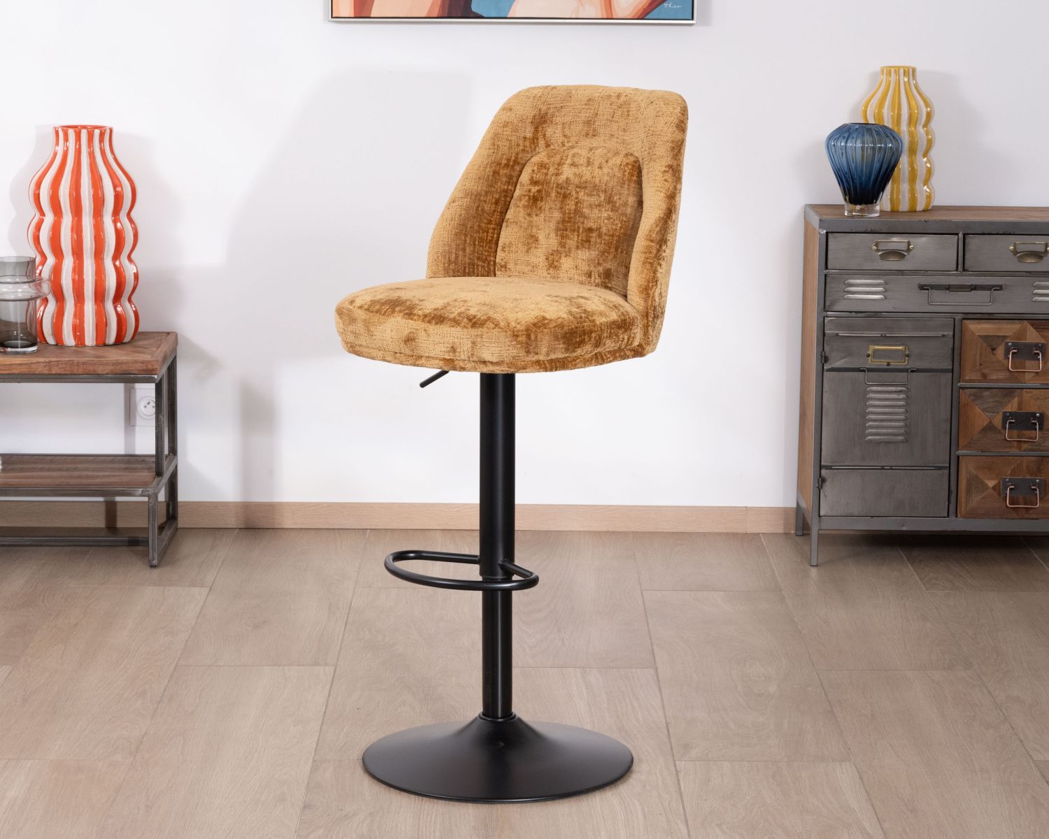 Lot de 2 chaises de bar pivotantes et réglables en velours ocre "Zoung" et pied en métal noir