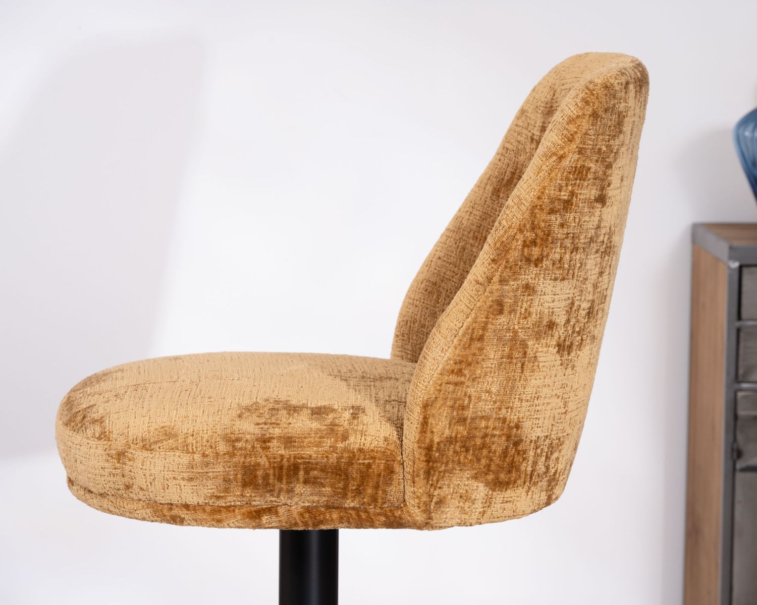 Lot de 2 chaises de bar pivotantes et réglables en velours ocre "Zoung" et pied en métal noir