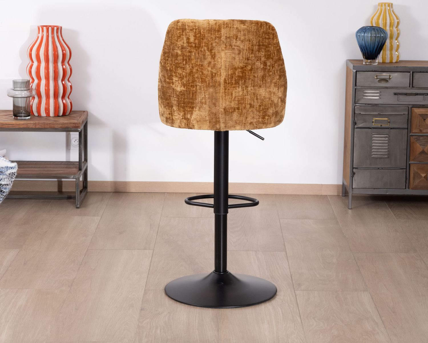 Lot de 2 chaises de bar pivotantes et réglables en velours ocre "Zoung" et pied en métal noir