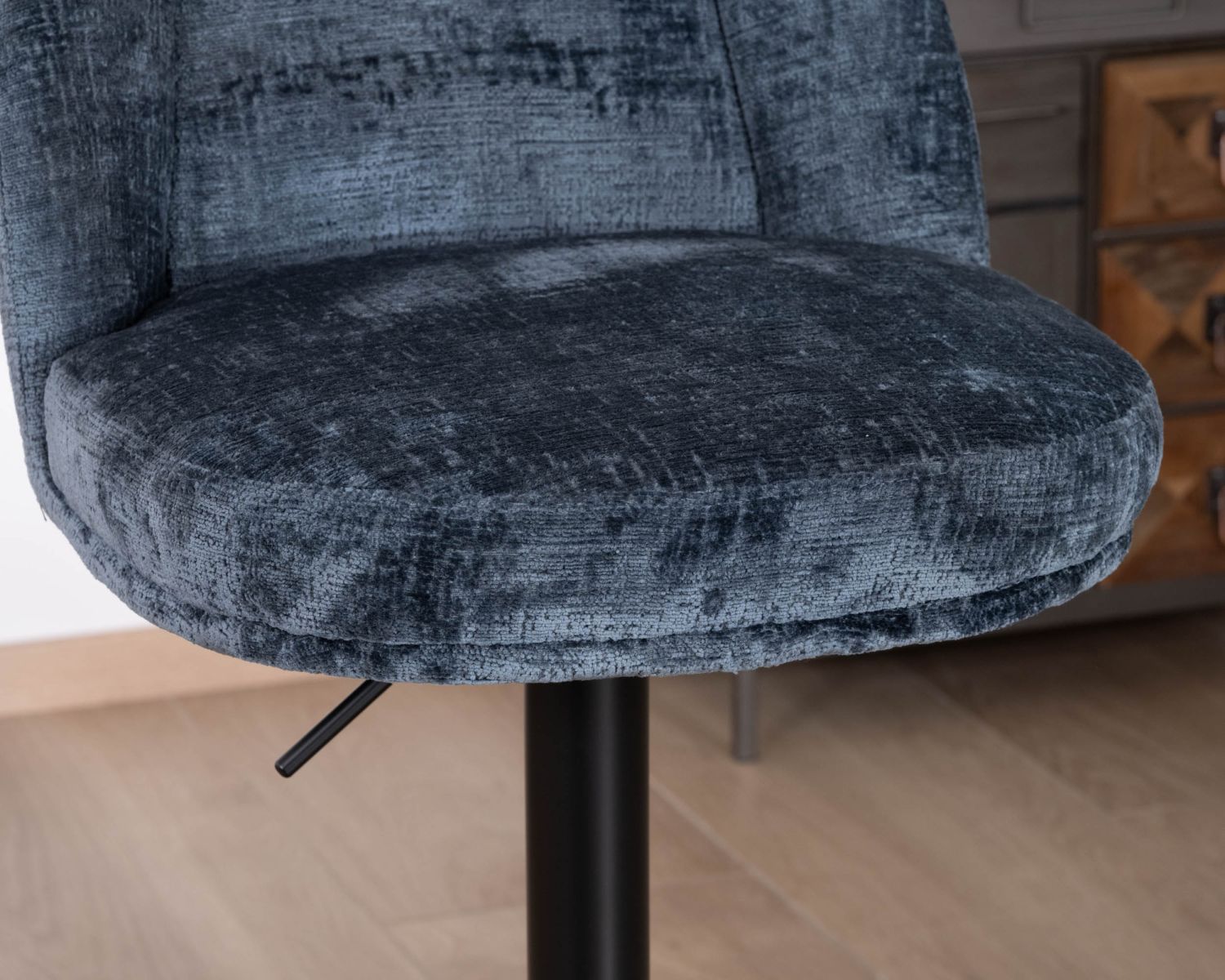 Lot de 2 confortables chaises de bar pivotantes en tissu bleu "Zoung" dossier haut