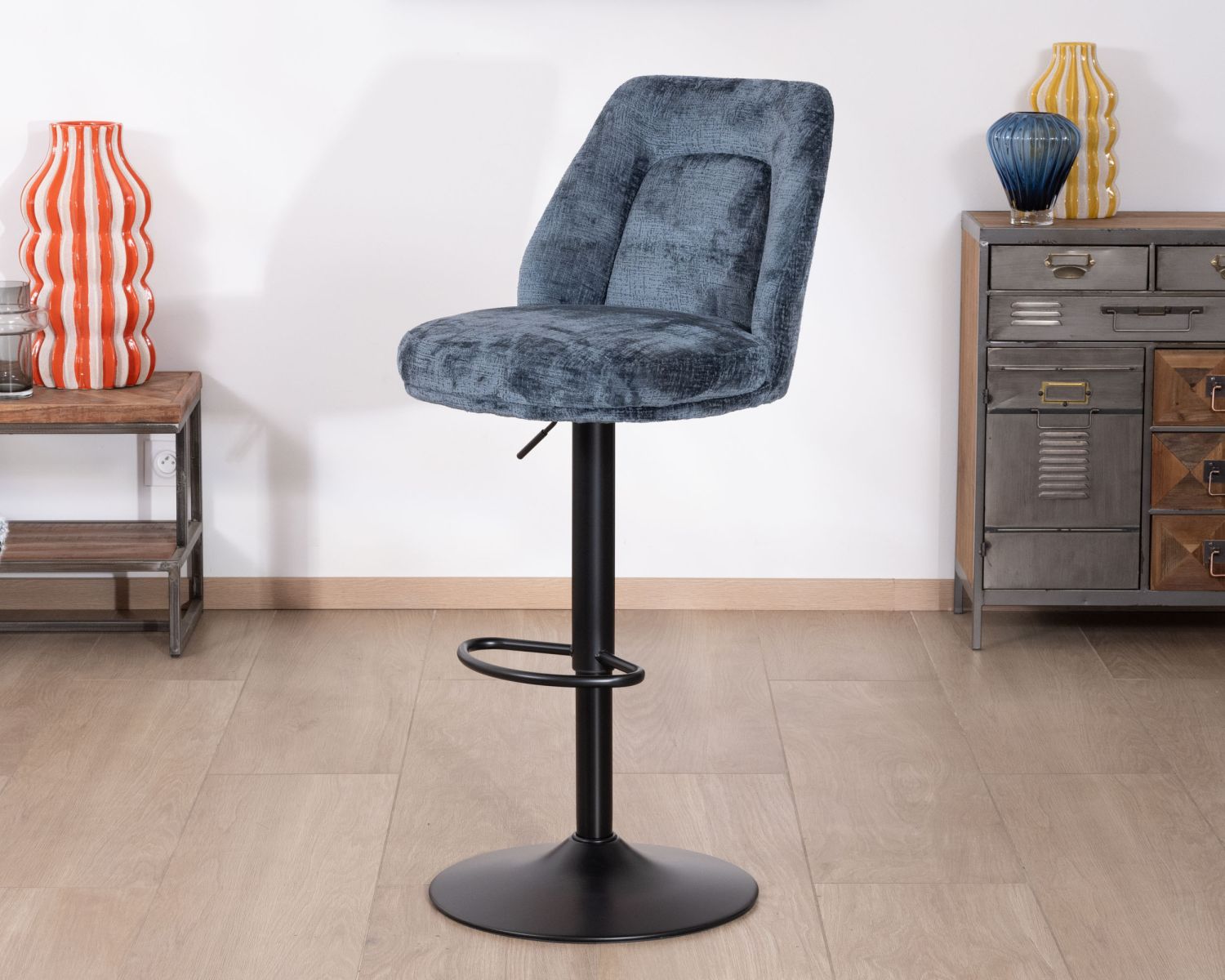 Lot de 2 confortables chaises de bar pivotantes en tissu bleu "Zoung" dossier haut