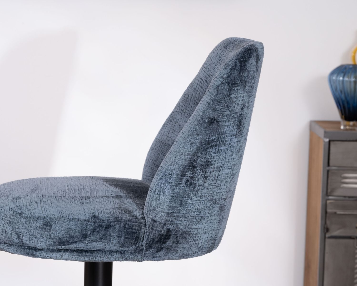 Lot de 2 confortables chaises de bar pivotantes en tissu bleu "Zoung" dossier haut