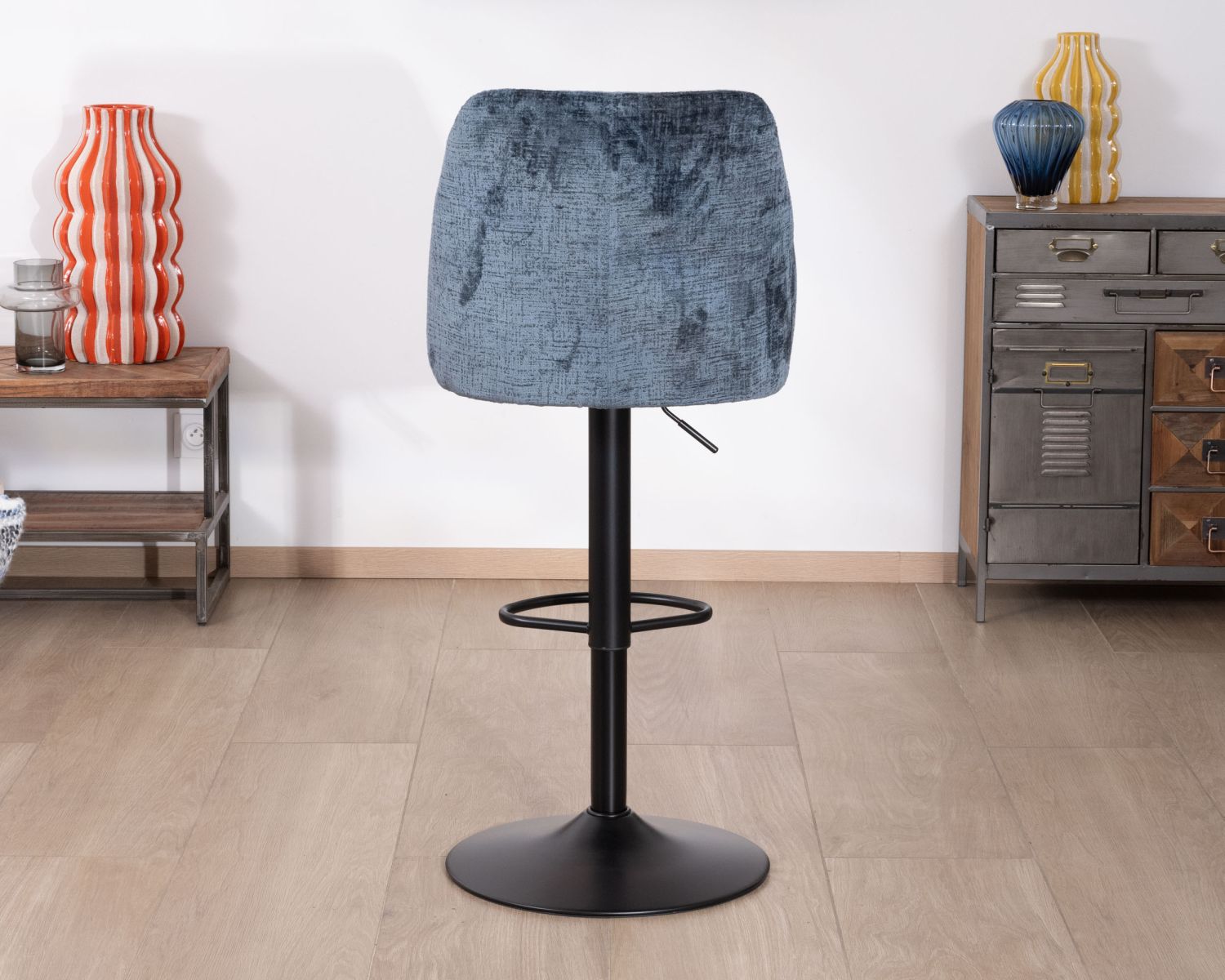 Lot de 2 confortables chaises de bar pivotantes en tissu bleu "Zoung" dossier haut