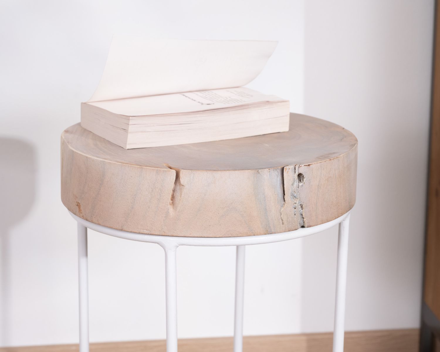 Lot de 2 tables d'appoint rondes blanchies en bois et métal "Nervure"