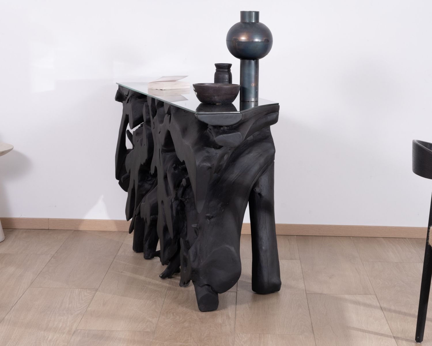 Console 150 cm en racine de teck teintée noir avec plateau verre "Jungle"
