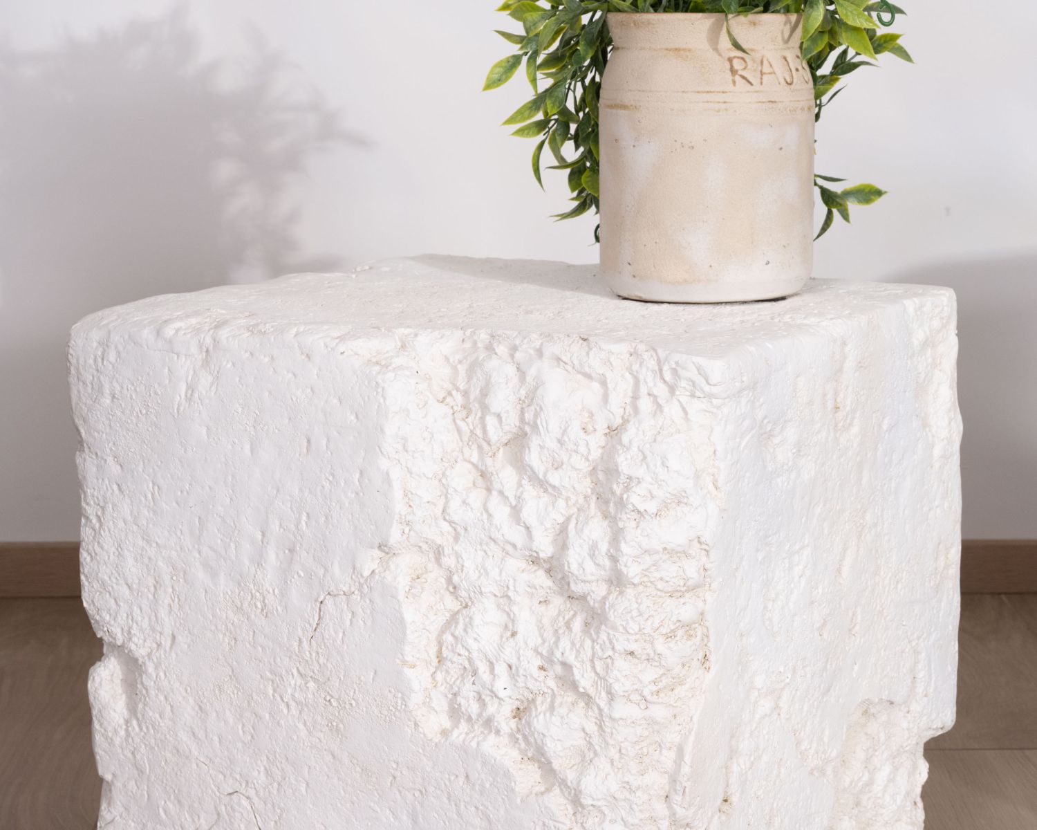 Table d'appoint design cube en oxyde de magnésium "Ios"