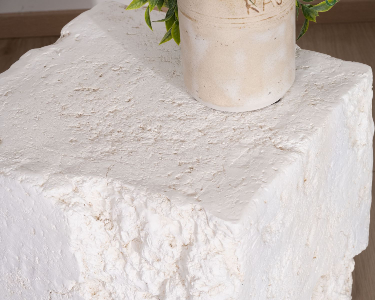 Table d'appoint design cube en oxyde de magnésium "Ios"