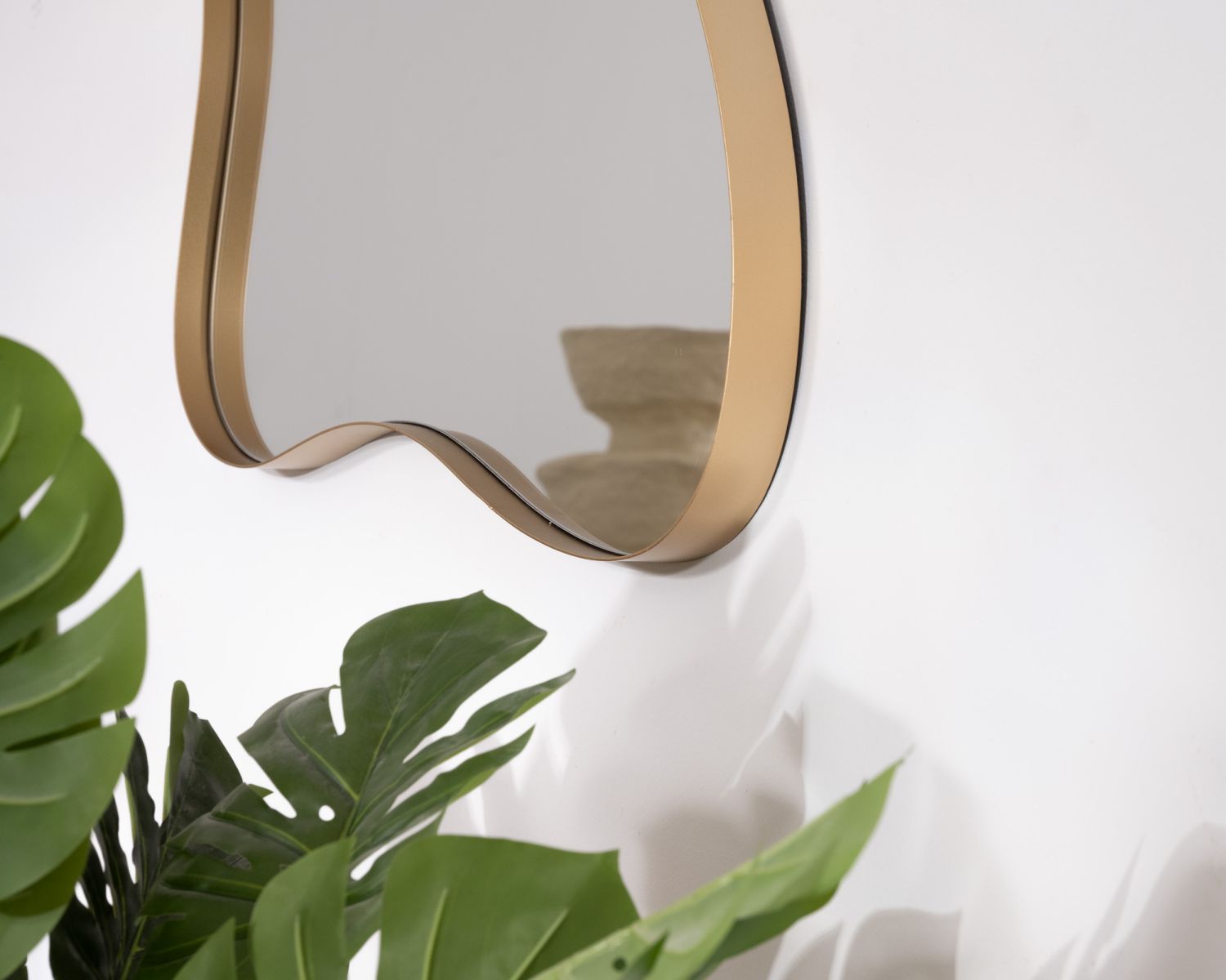 Lot de 2 miroirs forme organique "Patras" encadrement métal doré