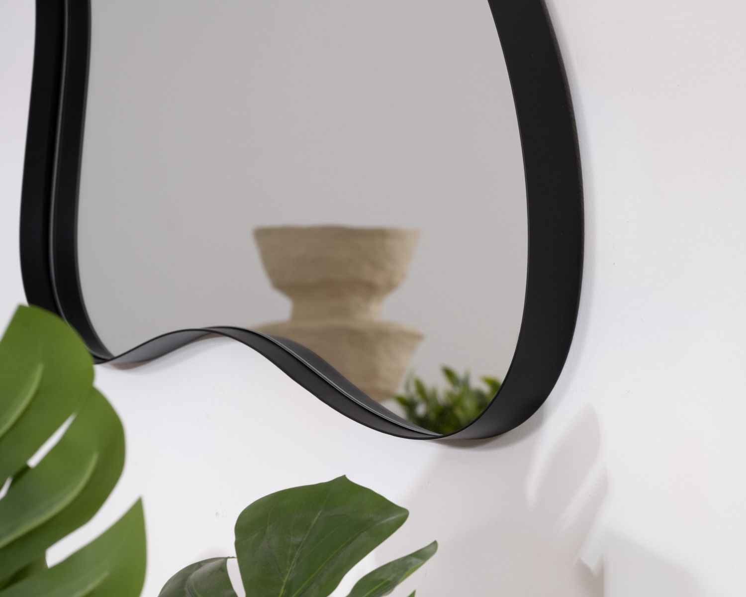 Lot de 2 miroirs forme naturelle avec encadrement en métal noir "Patras"