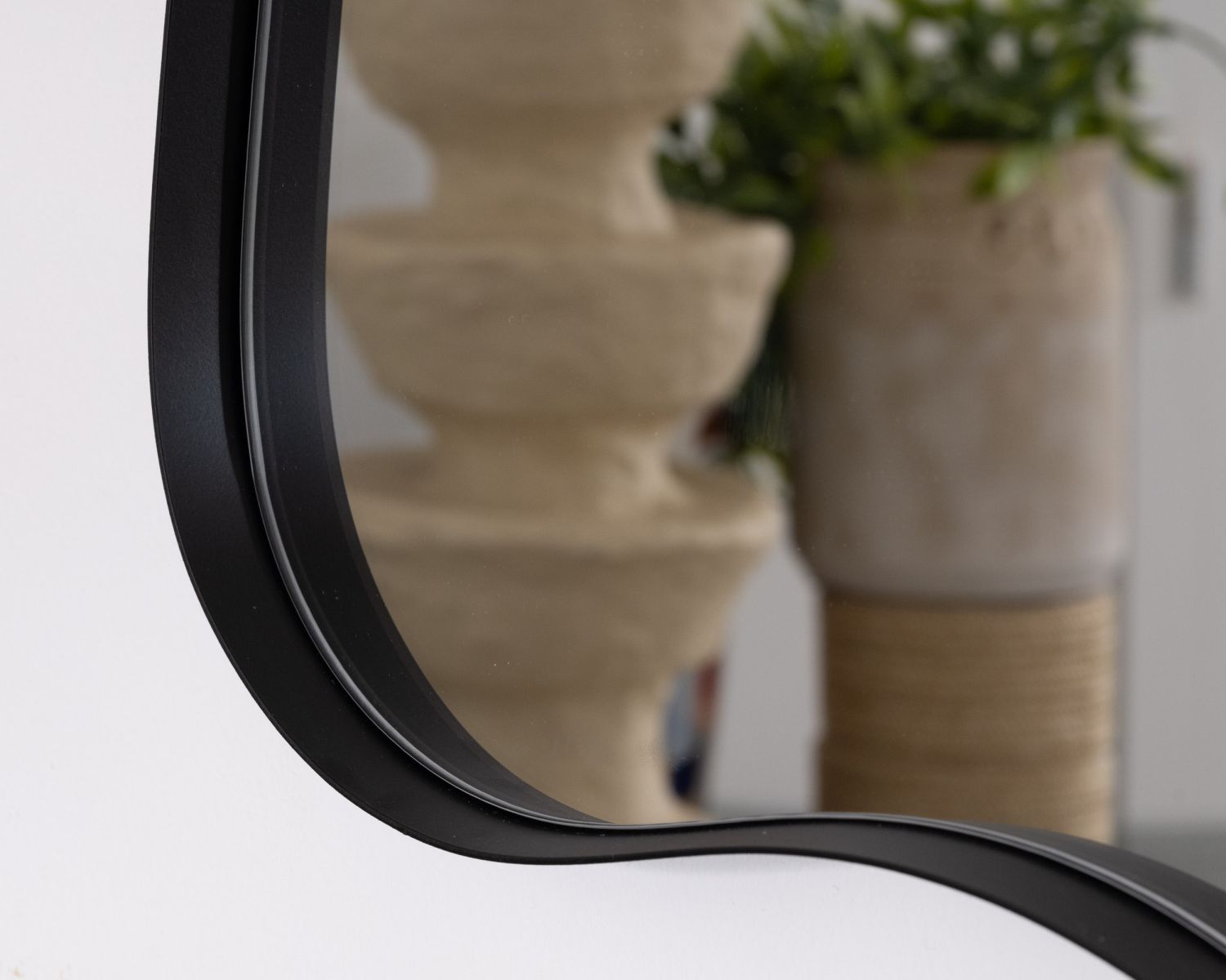 Lot de 2 miroirs forme naturelle avec encadrement en métal noir "Patras"