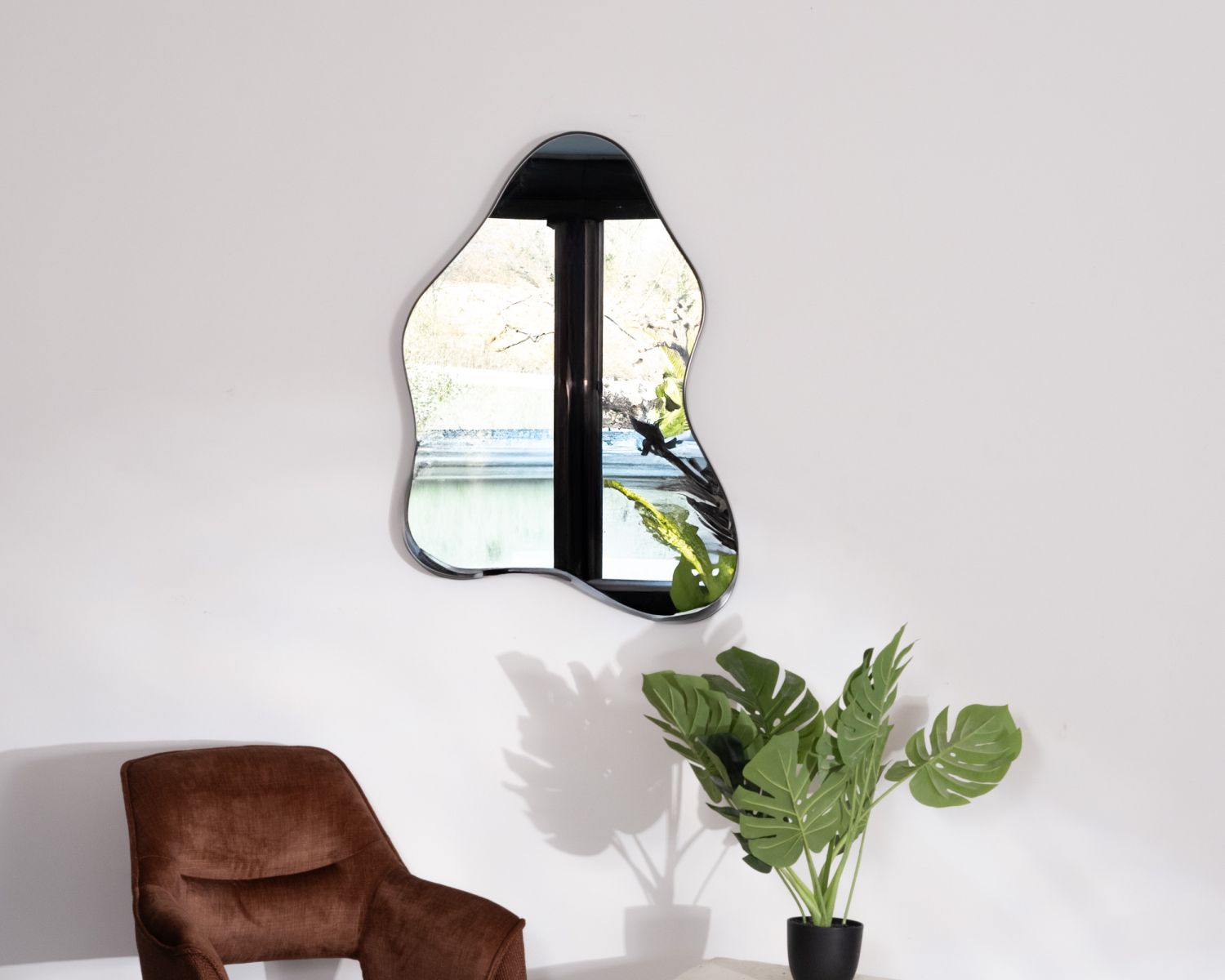 Lot de 2 miroirs forme naturelle avec encadrement en métal noir "Patras"