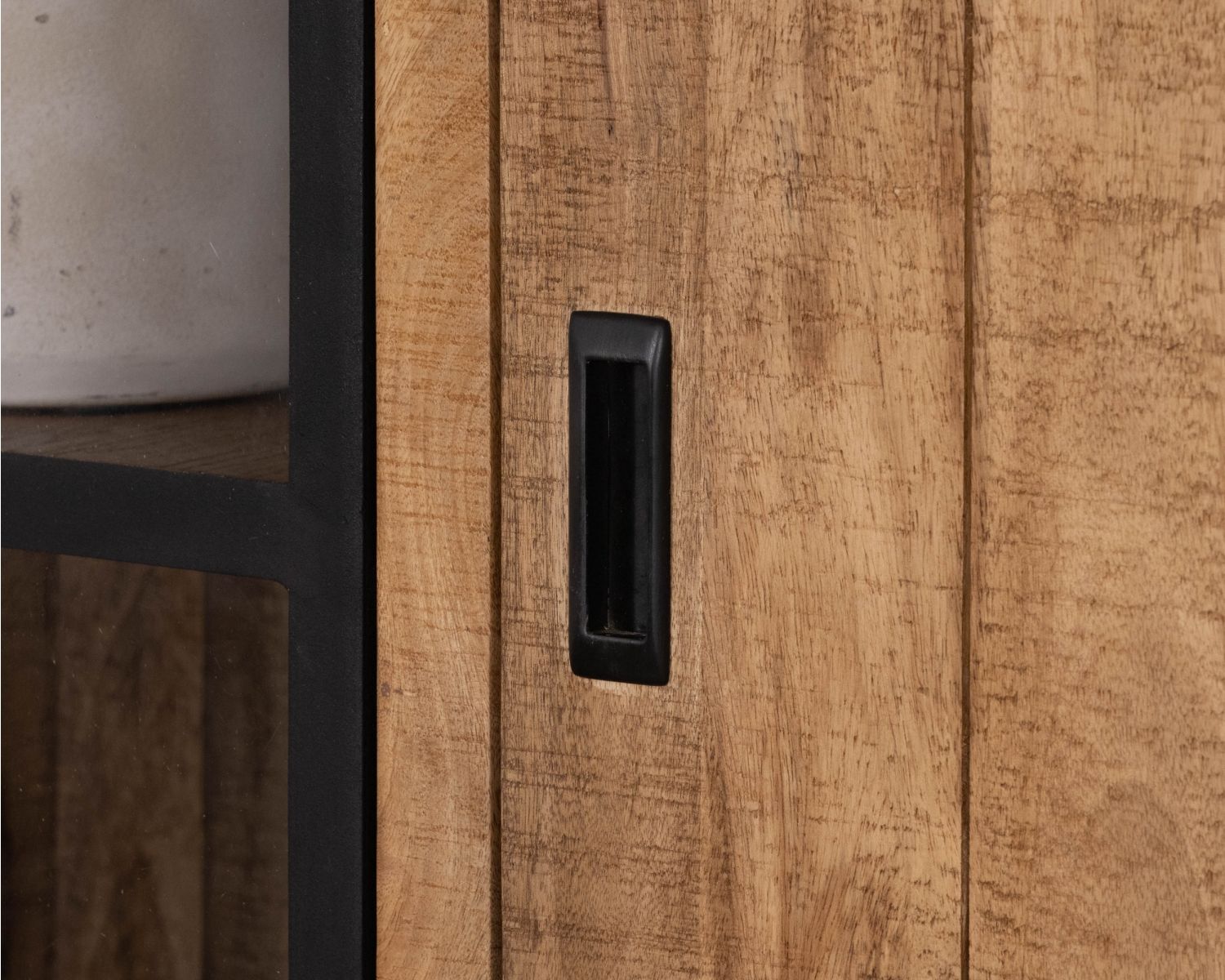 Meuble de rangement contemporain avec porte vitrée et éclairage LED "Manelo" en manguier massif