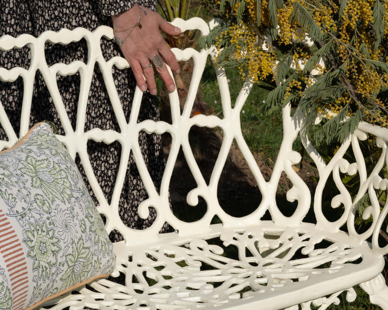 Banc de jardin esprit rétro en fonte esprit fer forgé blanc vieilli "Gardénia" 1m