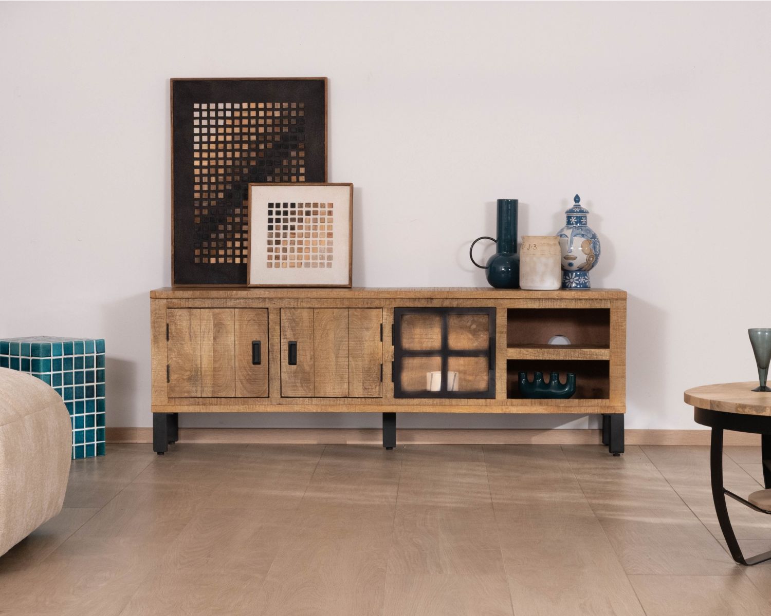 Meuble télé contemporain en manguier massif avec porte vitrée "Manelo" 175 cm