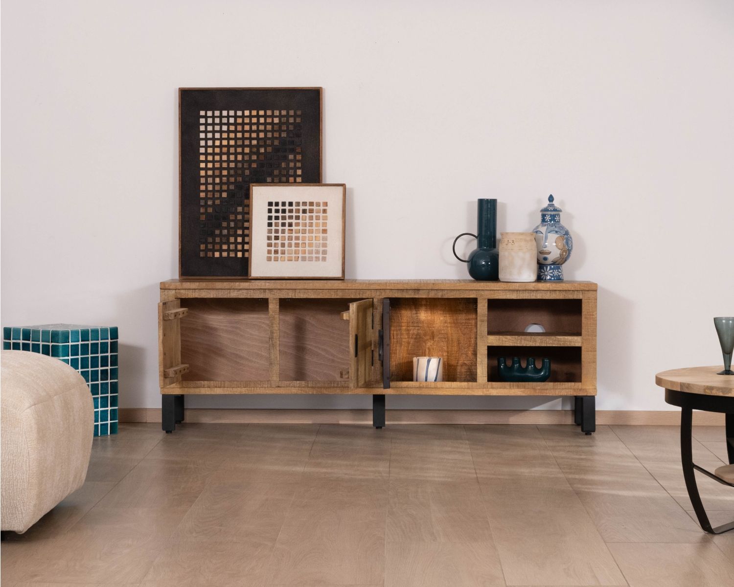 Meuble télé contemporain en manguier massif avec porte vitrée "Manelo" 175 cm