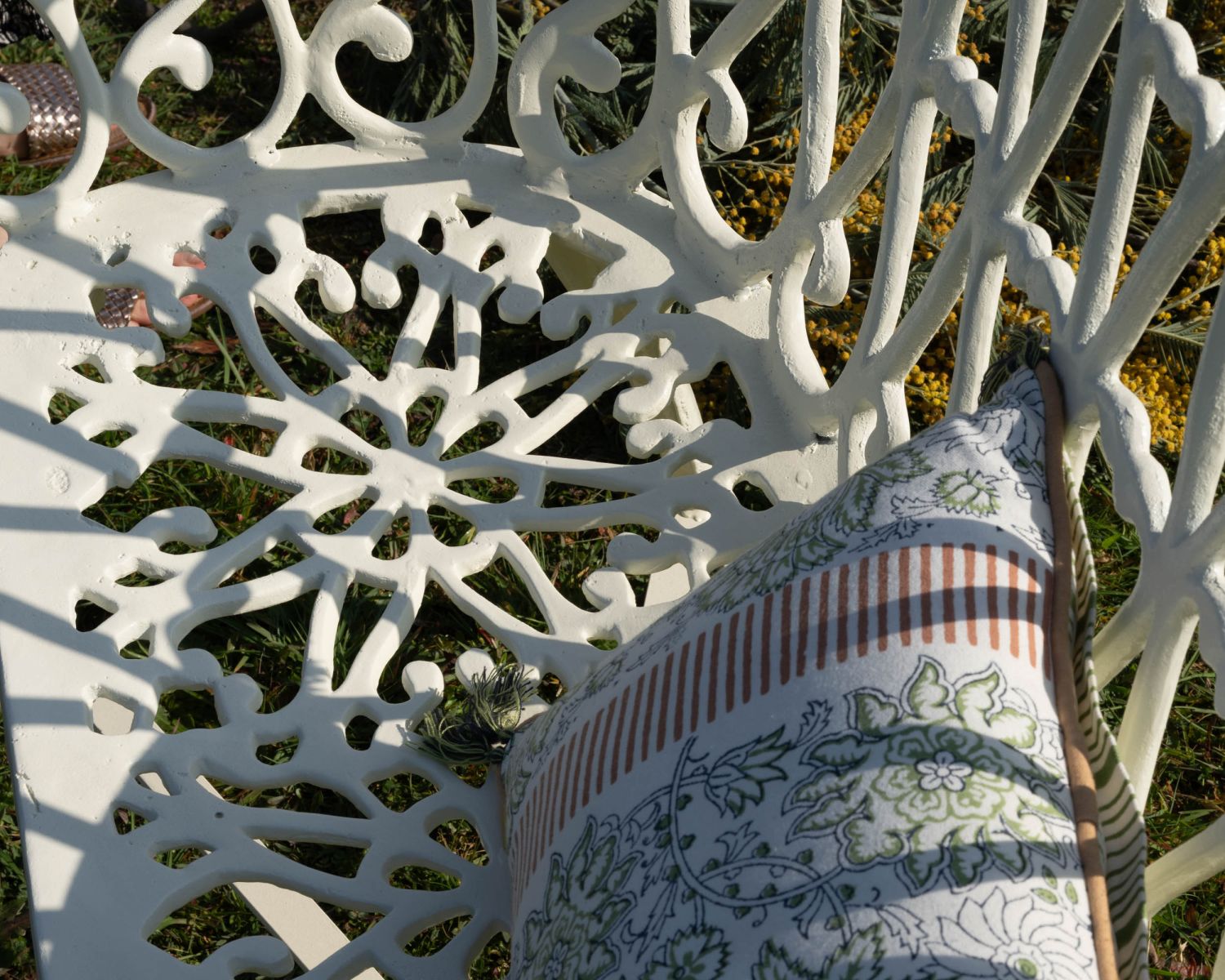 Chaise de jardin en fonte aspect fer forgé blanc vieilli "Gardénia"