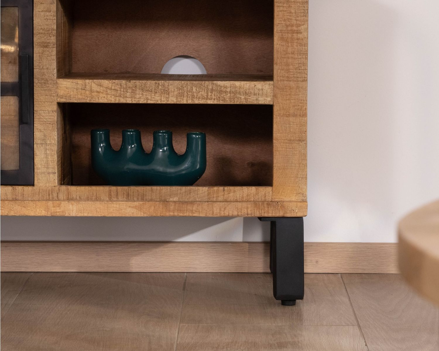 Meuble télé contemporain en manguier massif avec porte vitrée "Manelo" 175 cm