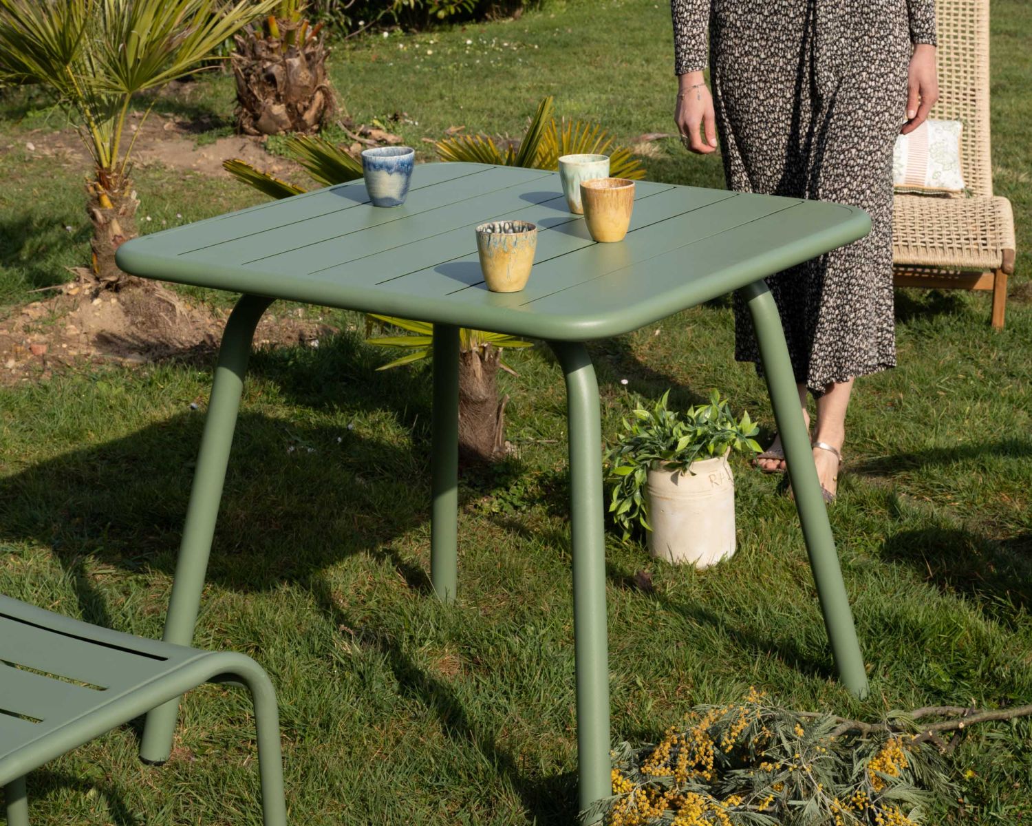 Petite table carrée d'extérieur en métal vert "Horizon" 80 cm