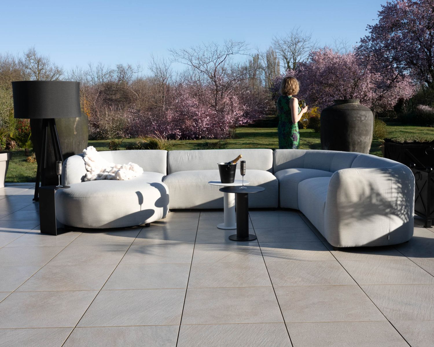 Canapé panoramique modulaire spécial extérieur en tissu gris clair "Kacang"