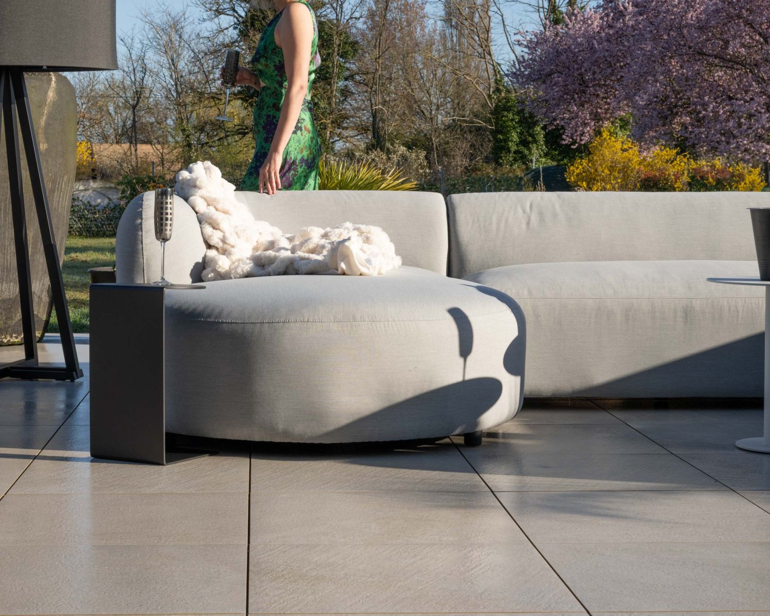 Canapé panoramique modulaire spécial extérieur en tissu gris clair "Kacang"