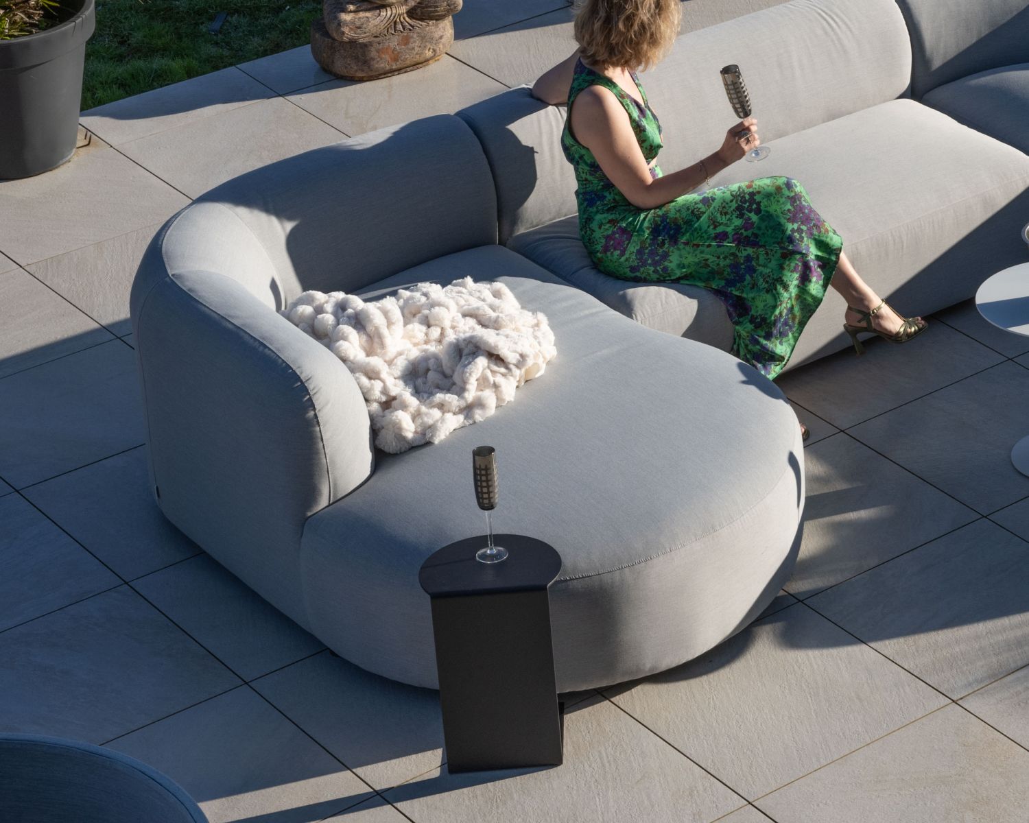 Canapé panoramique modulaire spécial extérieur en tissu gris clair "Kacang"