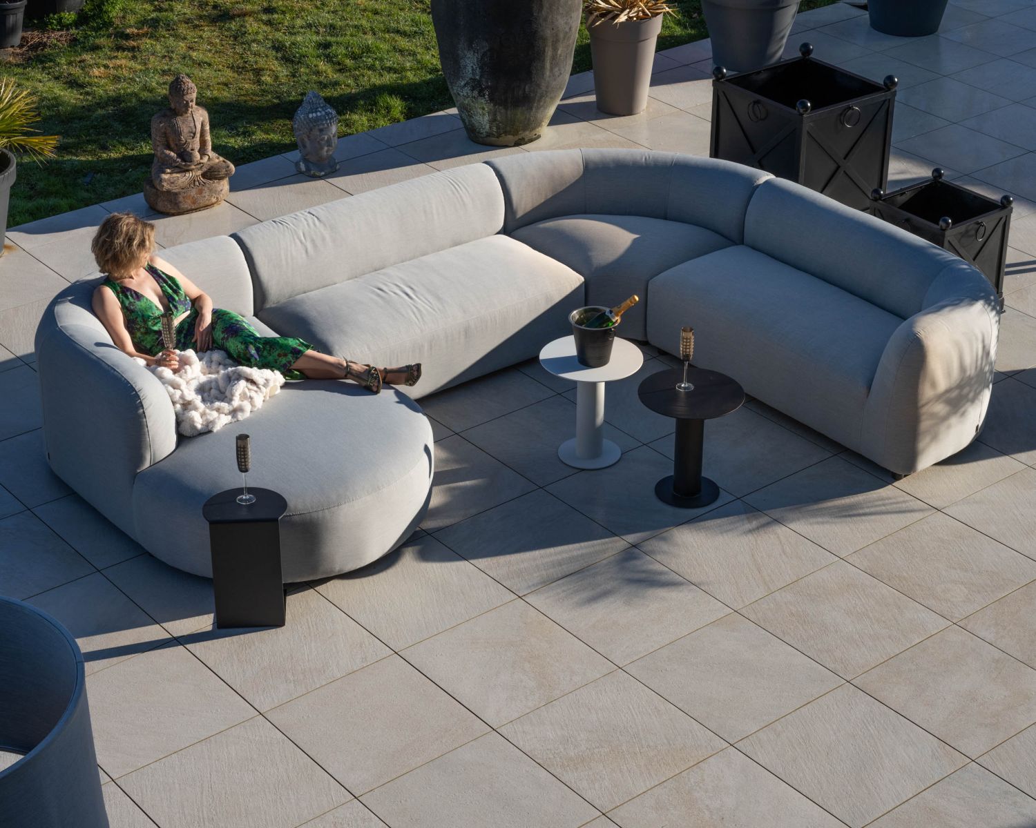 Canapé panoramique modulaire spécial extérieur en tissu gris clair "Kacang"