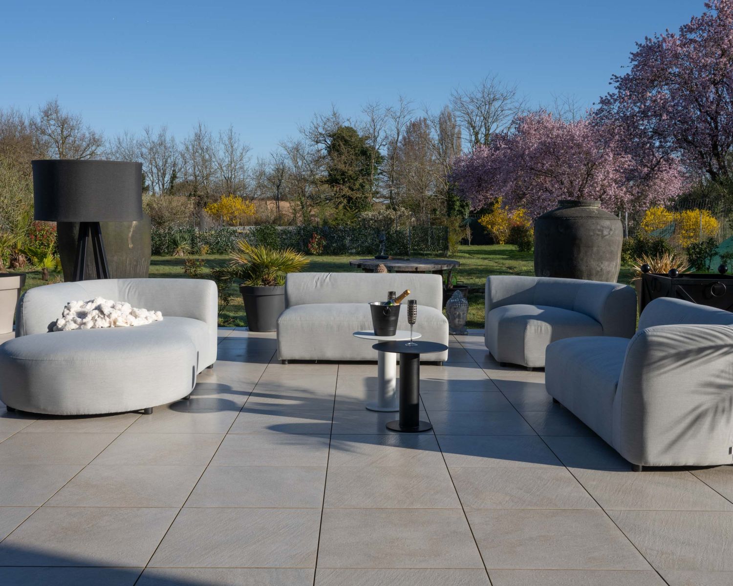 Canapé panoramique modulaire spécial extérieur en tissu gris clair "Kacang"