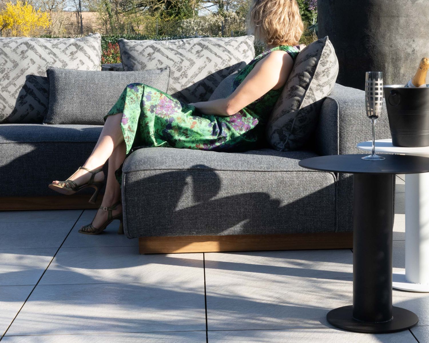 Canapé modulaire d'extérieur en teck et tissu gris chiné "Armando" en angle avec ottoman