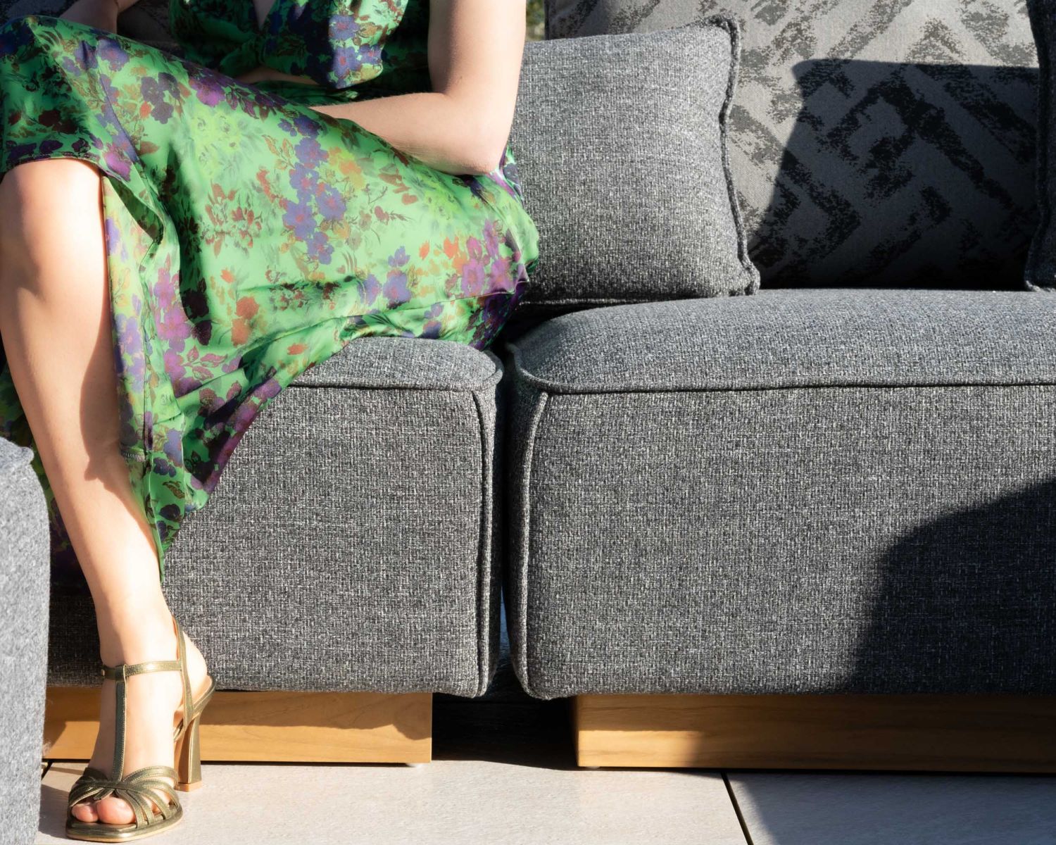 Canapé modulaire d'extérieur en teck et tissu gris chiné "Armando" en angle avec ottoman