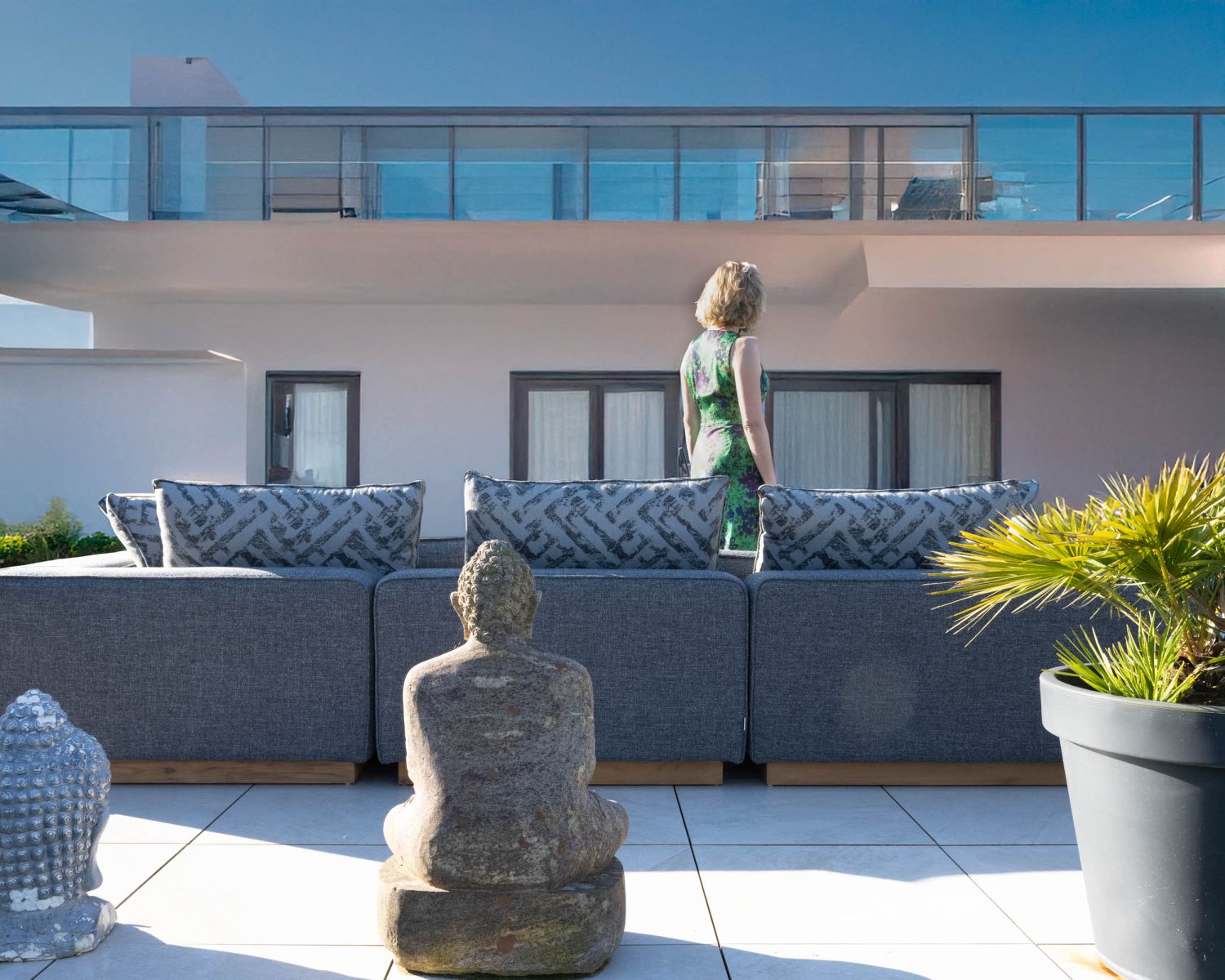 Canapé modulaire d'extérieur en teck et tissu gris chiné "Armando" en angle avec ottoman