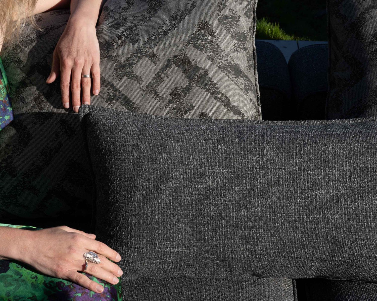 Canapé modulaire d'extérieur en teck et tissu gris chiné "Armando" en angle avec ottoman