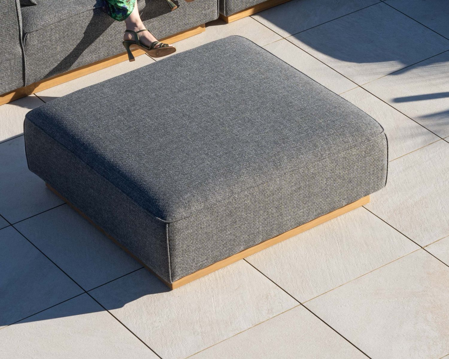 Canapé modulaire d'extérieur en teck et tissu gris chiné "Armando" en angle avec ottoman