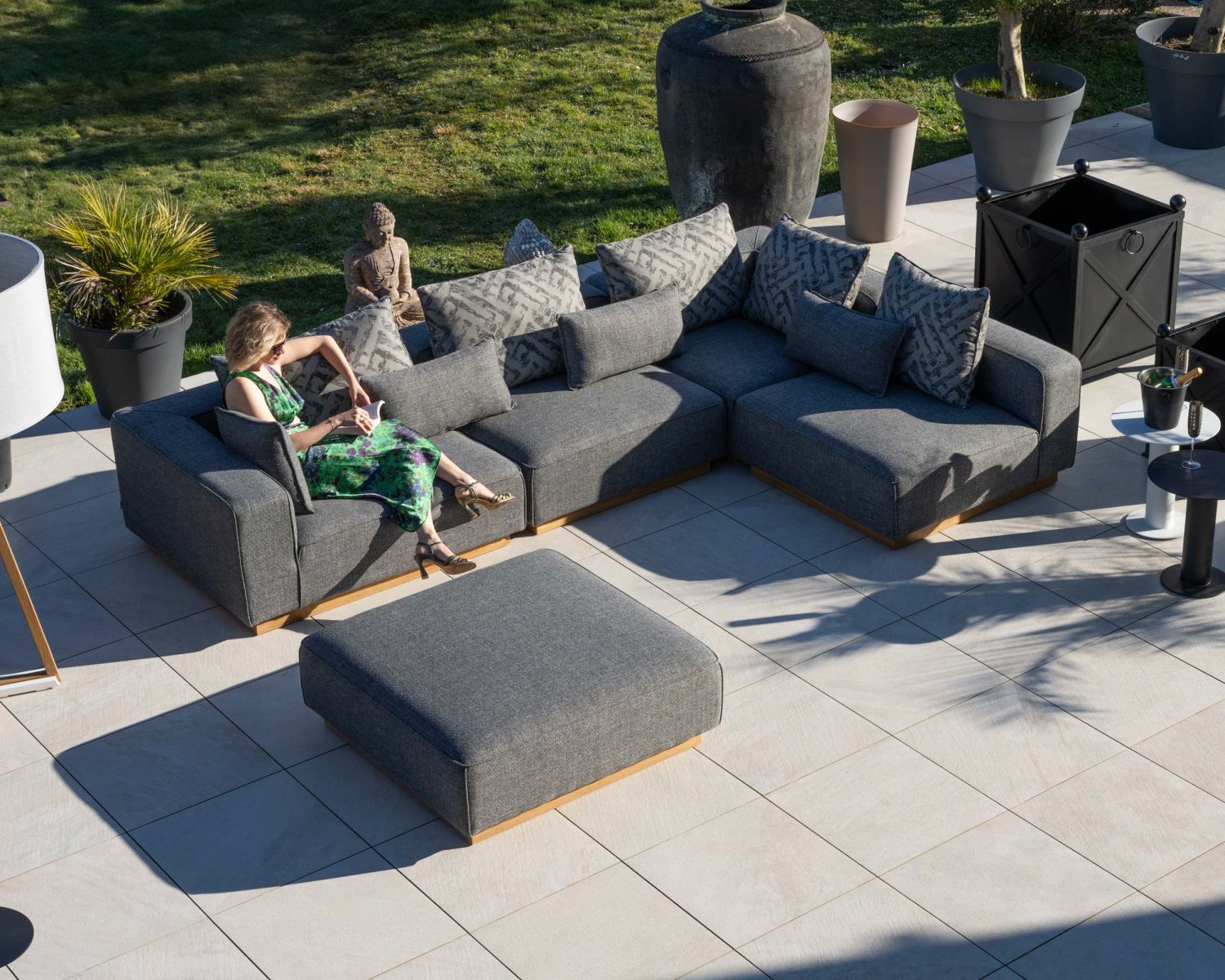 Canapé modulaire d'extérieur en teck et tissu gris chiné "Armando" en angle avec ottoman