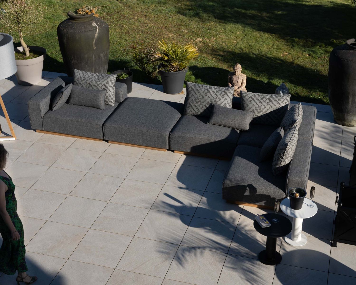 Canapé modulaire d'extérieur en teck et tissu gris chiné "Armando" en angle avec ottoman