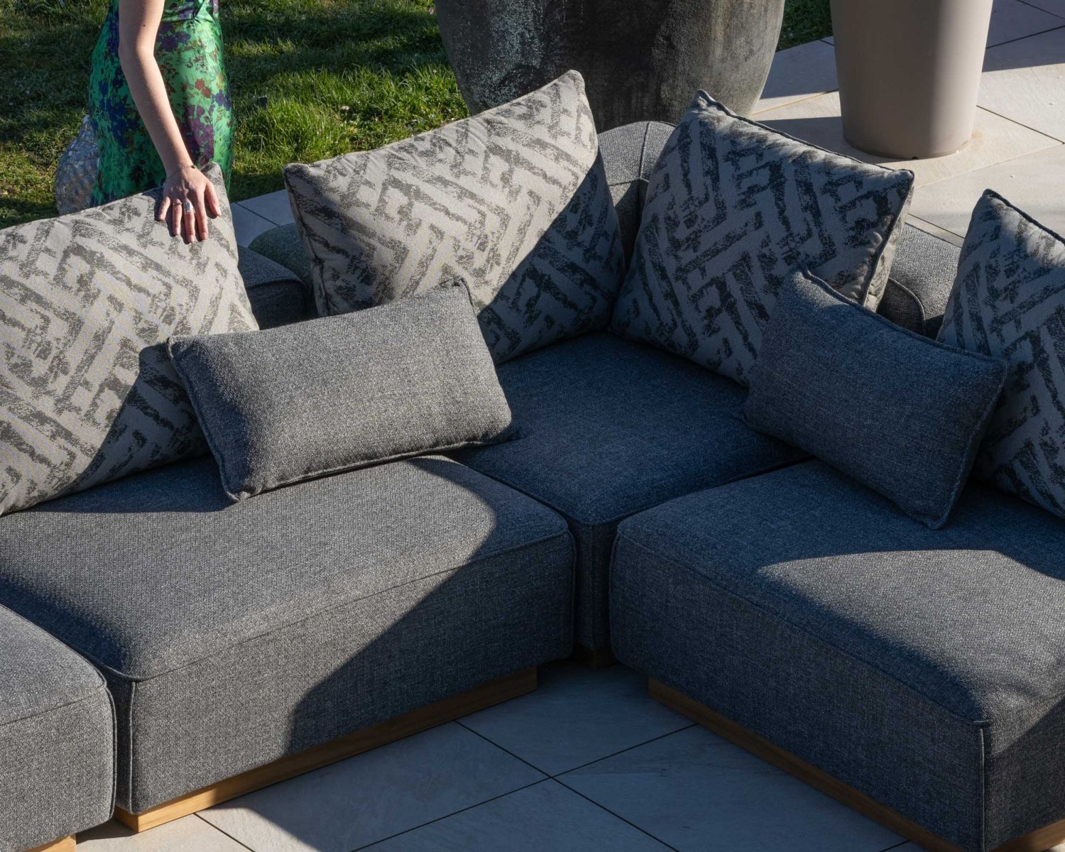 Canapé modulaire d'extérieur en teck et tissu gris chiné "Armando" en angle avec ottoman