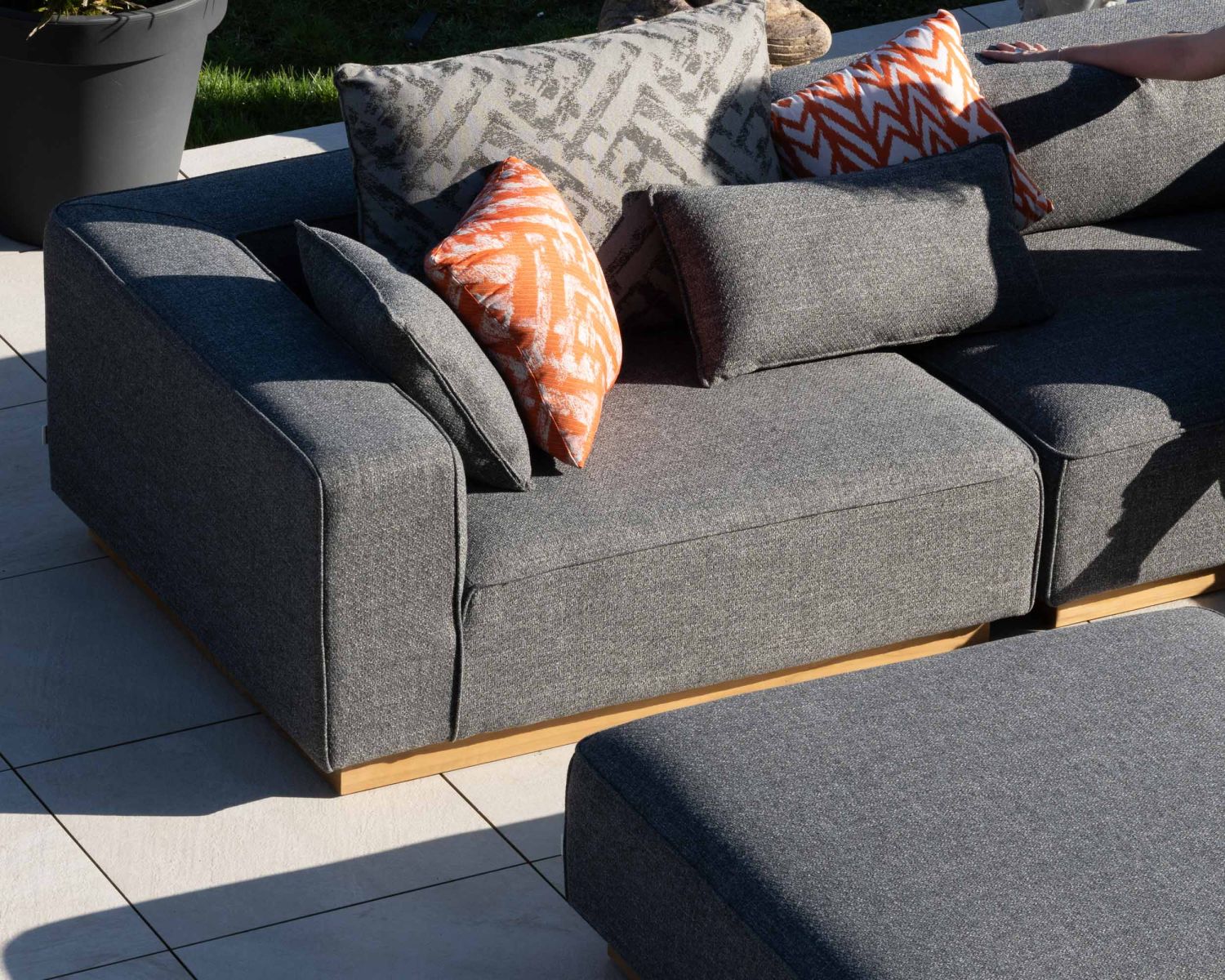 Canapé modulaire d'extérieur en teck et tissu gris chiné "Armando" en angle avec ottoman